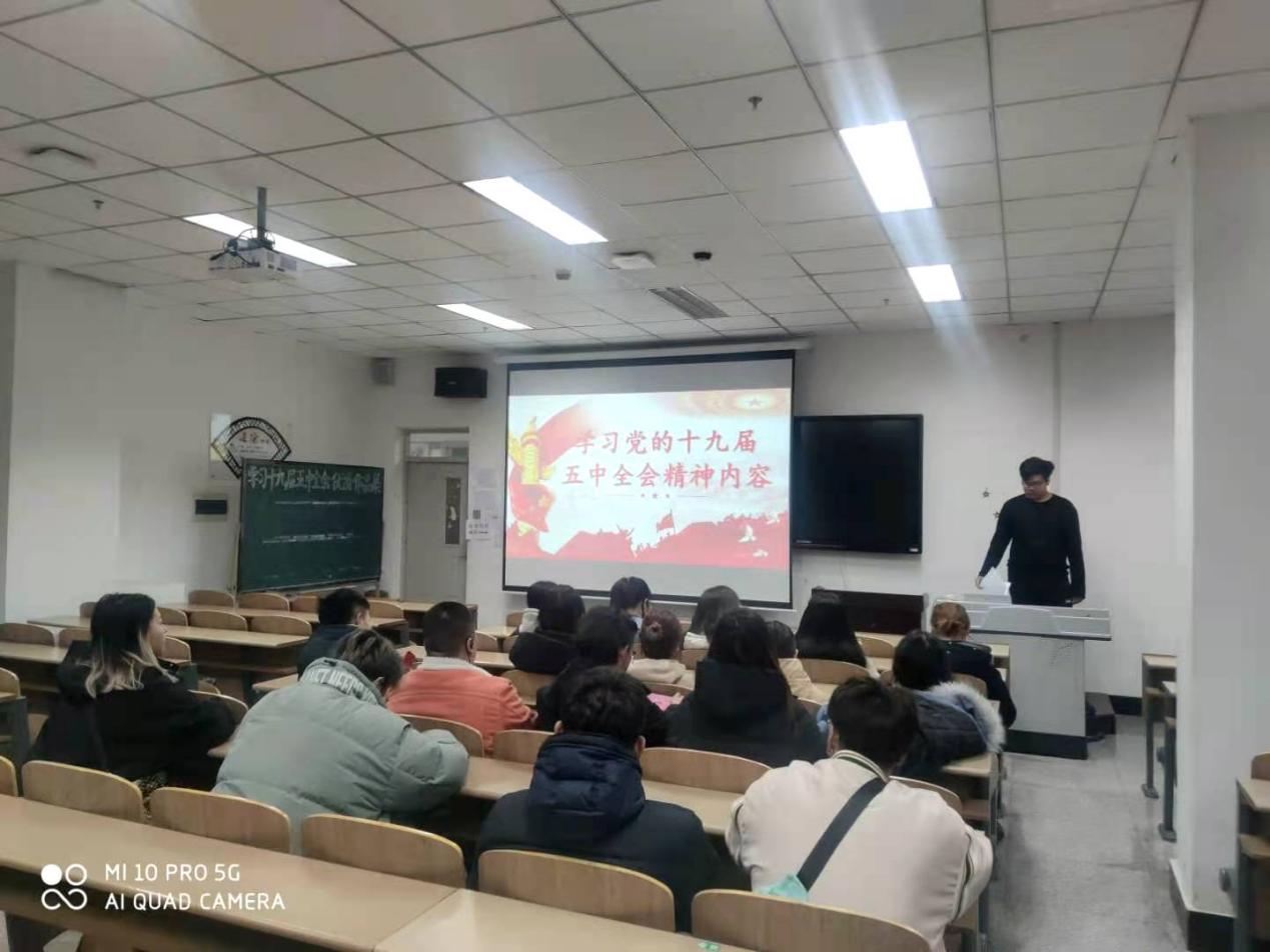 会议室里的人们

描述已自动生成